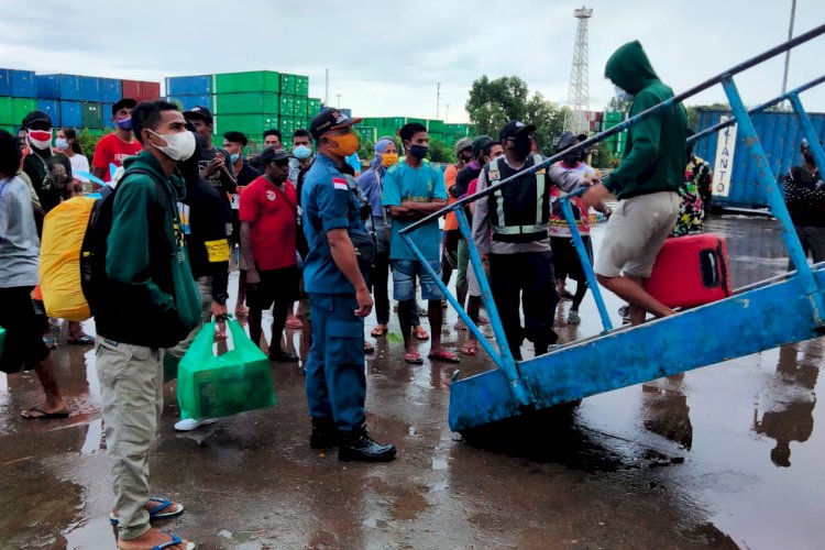 Tiba Di Merauke, Penumpan KM Sirimau Bawa Ratusan Liter Sopi - RMOLPAPUA.ID